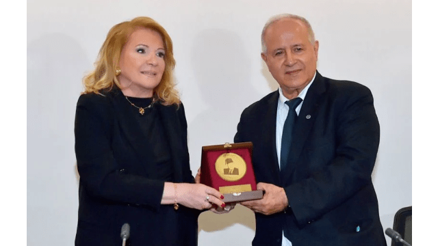 La médaille "Riad el-Solh" au Pr Salim Daccache s.j.